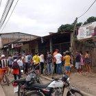 Decenas de curiosos se aglomeraron en el taller de motos en Chone.