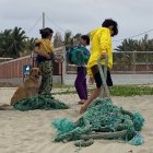 Cuando se enredan los cabos de pesca, los artesanos los cortan y dejan que se pierdan, contaminando el mar