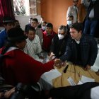 El ministro de Gobierno, Francisco Jiménez (d), estrecha la mano del presidente de la Confederación de Nacionalidades Indígenas del Ecuador, Leonidas Iza.