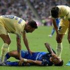 Joao Rojas del Monterrey no pudo terminar el encuentro ante el América, por una lesión en su rodilla.