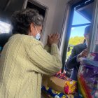 Un paquete de galletas fue la primera venta que hizo la mujer en su kiosco nuevo.