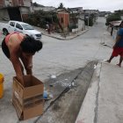 Los residentes se concentraron este lunes en el punto donde el hombre fue acribillado para encender unas velas en su honor.