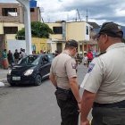 La víctima y sus parientes llegaron al establecimiento en un auto negro.