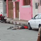 El cadáver del adolescente quedó tendido junto a su bicicleta.