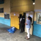 El cuerpo de Derly quedó al ingreso de la institución donde estudiaba su hija y fue cubierto con una sábana.