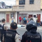 La mujer, de aproximadamente 50 años, iba a dirigirse a su trabajo en el instante del ataque.