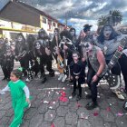 La agrupación organiza comparsas con diferentes temáticas para las fiestas de la parroquia.