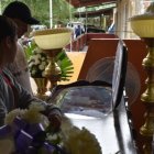 En el exterior de su casa colocaron el cofre mortuorio.