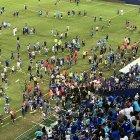 Hinchas de Emelec invadieron el campo de juego.