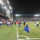 Hinchas de Emelec invadieron el campo de juego.