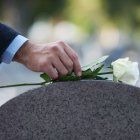 Hombre que dormía en la playa murió aplastado por camión de limpieza en EEUU