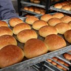 Fotografía de un latón de "cholas", panecillos de harina de trigo, el 9 de junio de 2022, en Guano (Ecuador).