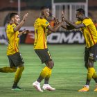 La alegría amarilla en Ambato, al ganarle 2-0 a Macará, Emmanuel Martínez, Fidel Martínez y Leonel Quiñónez.