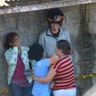 Familiares de la mujer asesinada trataban de calmar a su hijo, quien lloraba desconsolado.