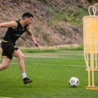 El defensa Paco Rodríguez entrenando para enfrentar a 9 de Octubre.