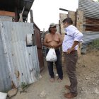 Don Óscar siempre se alegra cuando ve llegar a su ángel, no solo por los víveres que le lleva, también por su compañía.