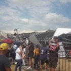 Los asistentes al Festival de la Música Internacional por las fiestas de Chone, en Manabí, vieron como se desplomó el escenario.