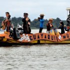 Barcos alegóricos dieron color al desfile naútico.