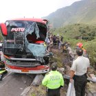 El bus quedó virado en la orilla de la carretera. Unas vallas metálicas evitaron que cayera a la quebrada.