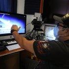 1. El investigador en lo paranormal analiza el video y detalla lo que, a su criterio, serían falencias que delatan un supuesto fraude. 2. La imagen muestra a los ocupantes