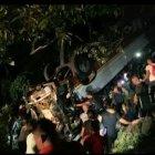 El automotor en el cual se movilizaban más de 80 pasajeros quedó volcado.