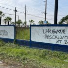 En los exteriores del complejo de Emelec se colgaron mensajes en contra del DT, Ismael Rescalvo.