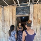 Jenifer Troya y sus dos hermanas que le ayudaron a salvar la vida.