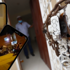 Delincuentes rompieron las seguridades de la vivienda de Santiago Rocafuerte, quien clocó una cadena para que los pillos no vuelvan a ingresar.