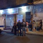 Al sitio llegaron agentes policiales para indagar el caso.