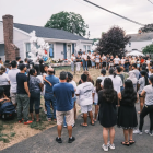 Los vecinos de la pareja ecuatoriana se reunieron la tarde y noche del viernes para recordar a los niños.