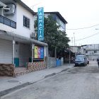 Después de la balacera, esta farmacia dejó de atender al público. Los moradores están aterrados por la presencia de ‘vacunadores’.DEL 2022 GUAYAQUIL-ECUADOR