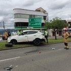 Dos ocupantes resultaron con golpes y laceraciones menores, por lo que fueron atendidos en el lugar.