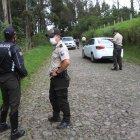 Los policías llegaron a la vía al Pasochoa, al sur de Quito, porque les alertaron de que un cuerpo sin vida estaba en uno de los caminos.