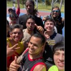 Algunos de los afortunados que pudieron conocer a Jimmy Butler, líder de los Miami Heat (c).