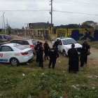 Agentes policiales hicieron un rastreo en los alrededores para dar  con los sospechosos.