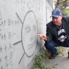 Símbolos raros fueron dibujados en la fachada del Cementerio Patrimonial de Guayaquil.