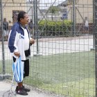 Pepe Cebolla viendo la cancha de la Liga del Guasmo.