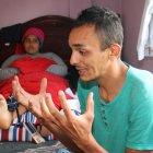 María permanece en una cama, pues un aparato de titanio no la deja movilizarse ni para ir al baño.