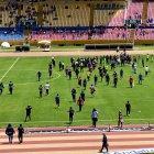 Los hinchas bajaron desde la localidad de preferencia para ir en contra de los árbitros del juego entre Deportivo Quito y Espoli