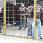 Al sitio llegaron agentes policiales, quienes inspeccionaron el interior del carro del difunto para recabar algún dato.