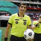 El árbitro Diego Lara dirigió el juego entre Deportivo Quito y Espoli. Al final del partido fue agredido por hinchas del cuadro chulla.