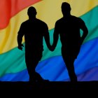 La pareja de dos hombres se encontraba caminando por un barrio del noroeste de la ciudad cuando un grupo de adolescentes se les acercó y les gritó.