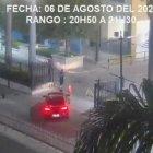 Video muestra a tres vehículos rojos sospechosos de violación en manada