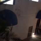 Momento en el que los asaltantes invaden la propiedad.