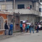 La víctima, quien vestía pantalón gris con camiseta blanca de mangas concho de vino, quedó con los brazos abiertos.