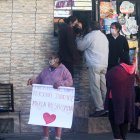 Vecinos acudieron al sitio donde María Comina murió atropellada.