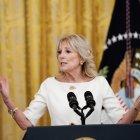 Jill Biden tiene la pauta completa de la vacuna y dos refuerzos y, según su directora de comunicación, solo tiene síntomas leves.