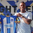 Pervis Estupiñán y su nueva camiseta la del Brighton & Hove Albion.