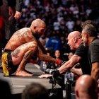 Chito Vera conversando con el presidente de la UFC, Dana White, luego de vencer a Dominick Cruz.