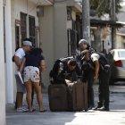 Los agentes analizaban el contenido de la maleta.